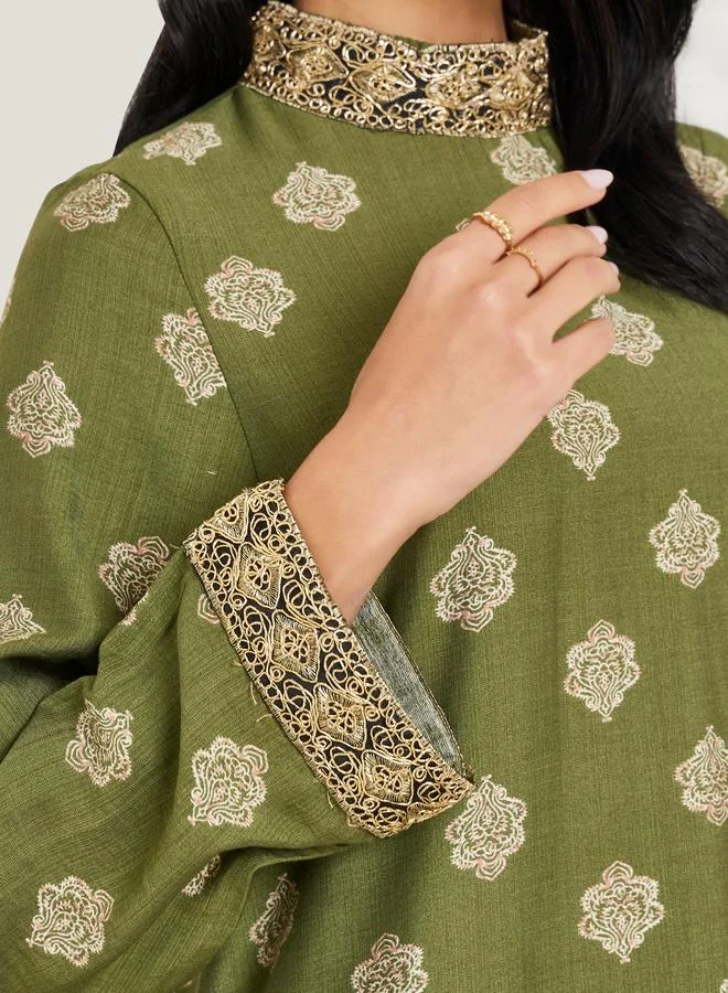 أميرة جلابية مطبوعة بياقة قائمة وتفاصيل دانتيل